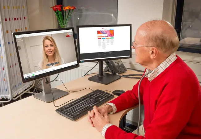 Oudere man beeldbelt met zijn huisarts via WeSeeDo, symbool voor veilige en toegankelijke digitale zorg in Zuid-Kennemerland.