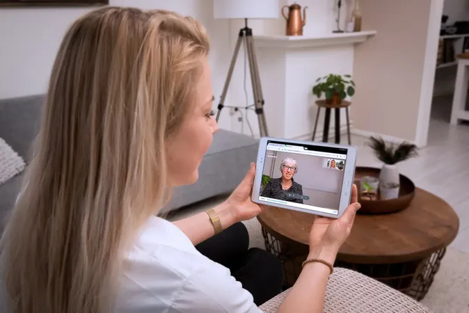 Vrouw beeldbelt via WeSeeDo op haar iPad met een cliënt.