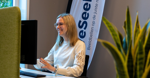 WeSeeDo'er Lynn zit achter haar bureau en geeft een kennissessie.