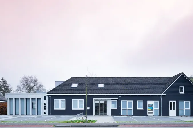 Een foto van een modern zwart en wit huis