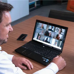 Meneer-beeldbellen-met-groep-WeSeeDo.original