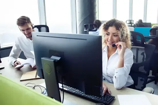 Medewerker op kantoor beeldbelt via WeSeeDo bij de klantenservice.