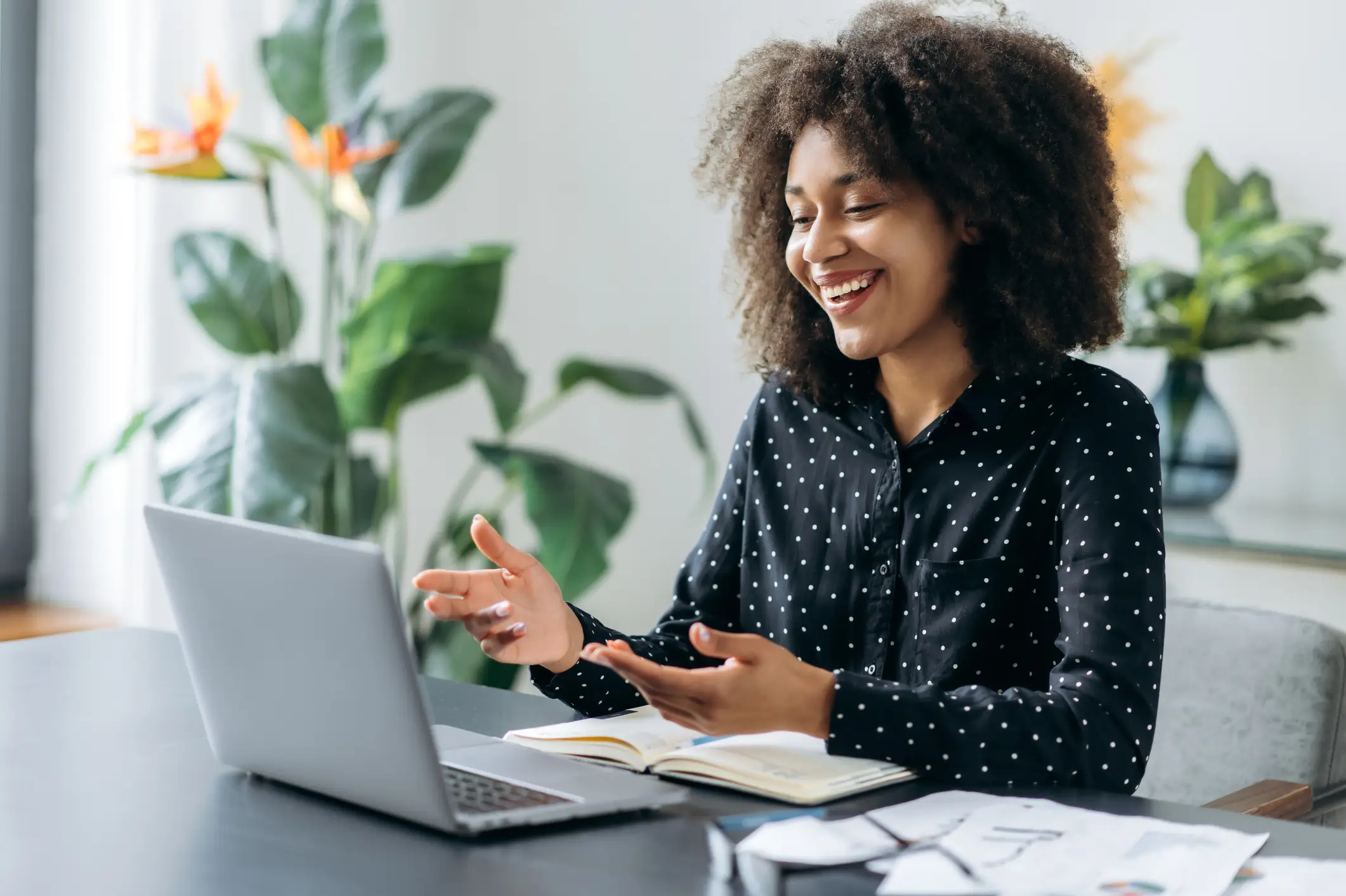 Vrouw zit achter laptop en voert een WeSeeDo beeldbelgesprek