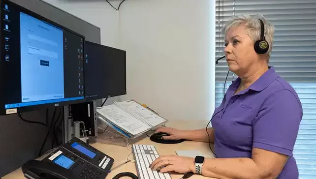 Medewerker werkt met de WeSeeDo voor veilig beeldbellen.