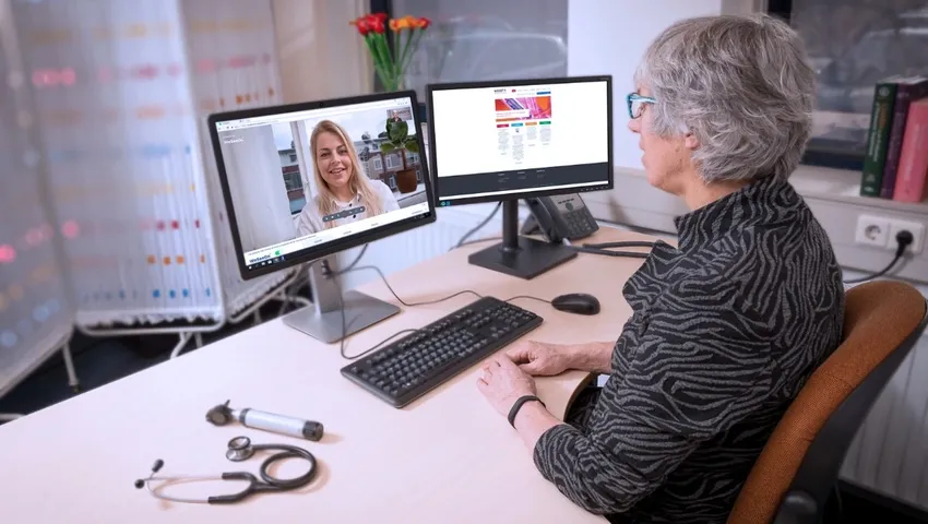 Vrouwelijke huisarts voert veilig en persoonlijk videoconsult met patiënt via WeSeeDo