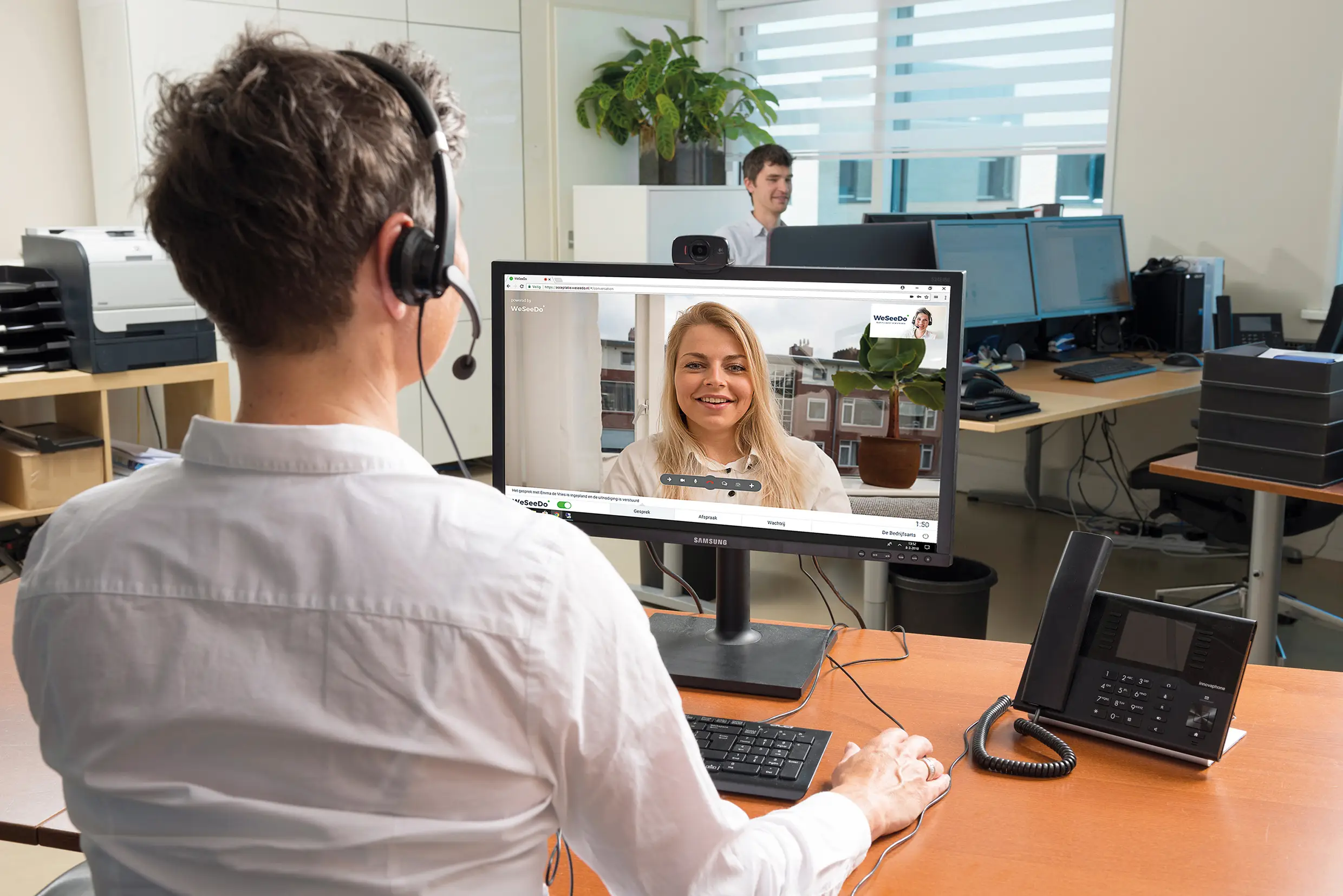 Medewerker van webwinkel in gesprek met klant via beeldbellen van WeSeeDo