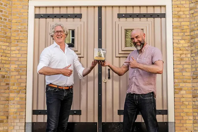 Iebele Otten van WeSeeDo houdt samen met een vertegenwoordiger van de gemeente Rotterdam de GemeenteDelers 2021 Award vast