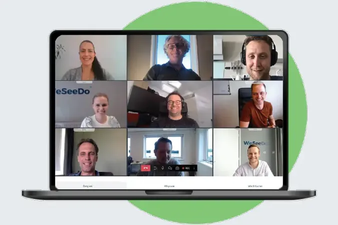 Een foto van een laptop schemr waar alle WeSeeDo medewerkers op te zien zijn