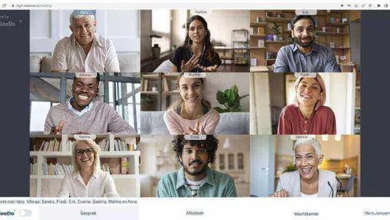 negen lachende mensen in WeSeeDo groepsgesprek