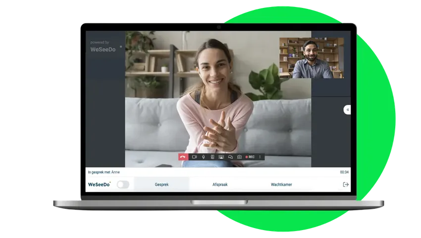 Afbeeling van een man een man en een vrouw in een beeldbelgesprek