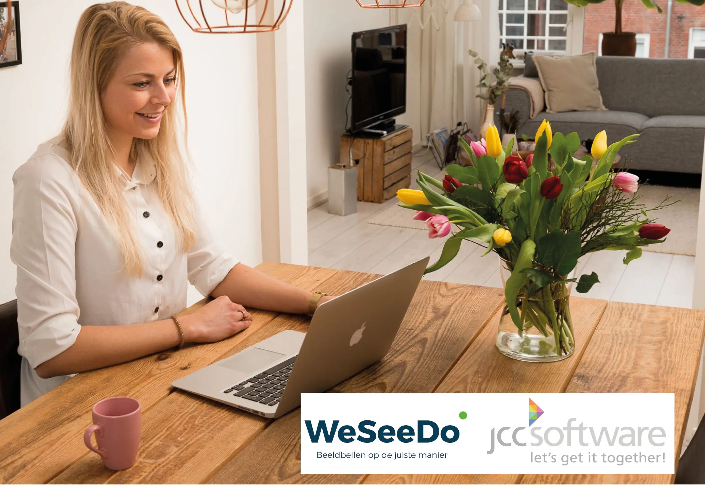 Girl behind computer at table with logo WeSeeDo and JCCsoftware