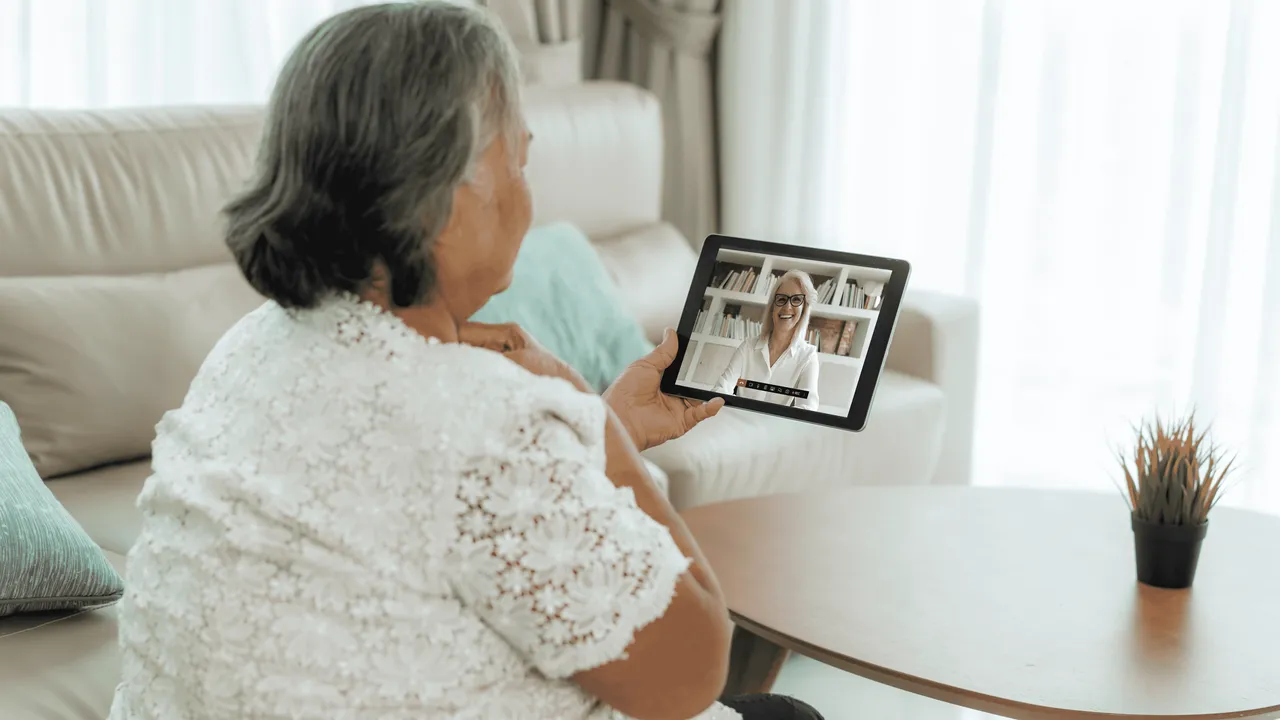 oudevrouw-beeldbellen-huisarts-huiskamer_1_awf.original