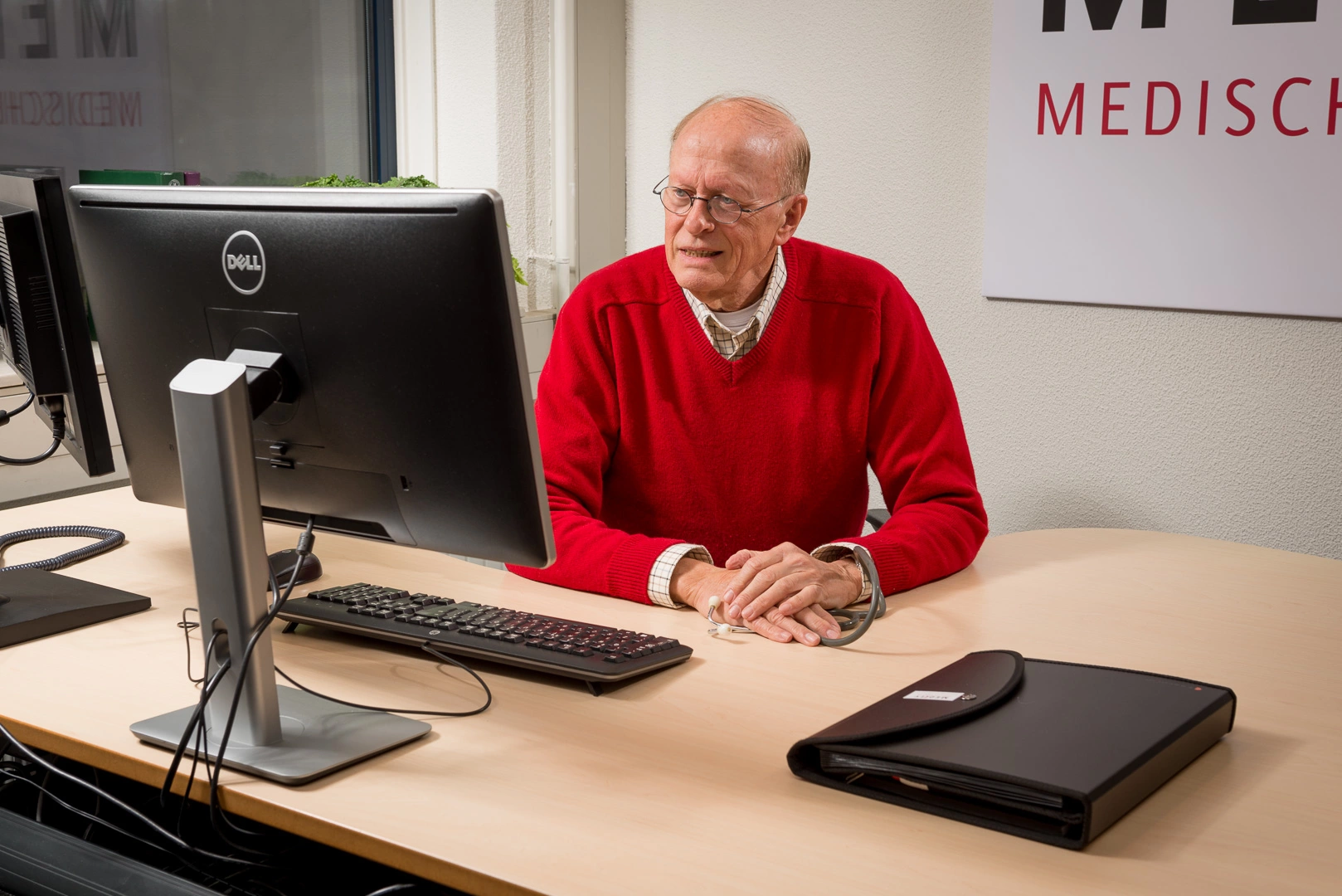 WeSeeDo-Gesprek-met-man-doctor-achter-laptop-beeldbellen