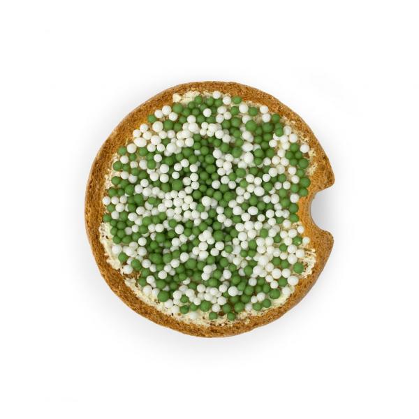 Beschuitje met boter en groen witte muisjes