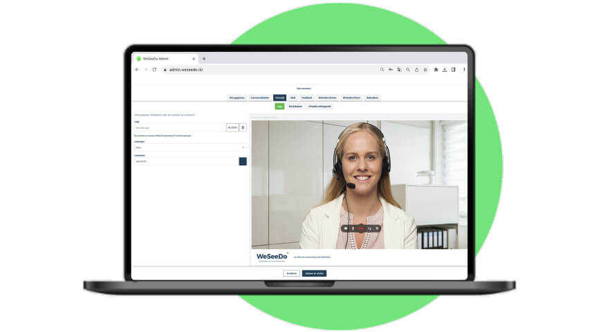 Laptop geplaatst voor de groene WeSeeDo stip met op het scherm een screenshot van de beheeromgeving